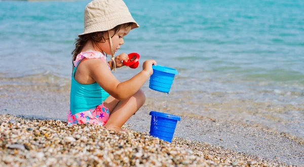 Dziewczyna Gra Plaży Wakacjach Dzieci Przyrodzie Pięknym Morzem Piaskiem Błękitnym — Zdjęcie stockowe