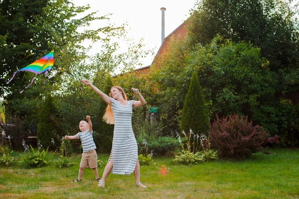 Mutter und Sohn spielen aktiv und haben Spaß im Freien. — Stockfoto