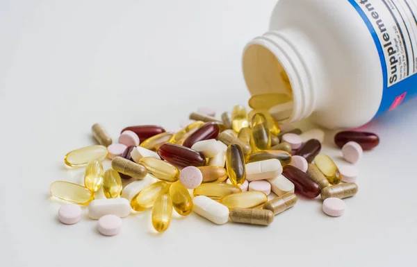Vitaminok és omega-3, tőkehalmáj - olaj, étrend-kiegészítő tabletta — Stock Fotó