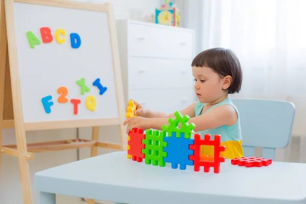 Anaokulu çocuğu. 3 yıldır renkli oyuncak bloklarıyla oynuyor.. — Stok fotoğraf