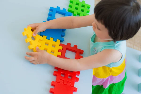 Anaokulu çocuğu. 3 yıldır renkli oyuncak bloklarıyla oynuyor.. — Stok fotoğraf