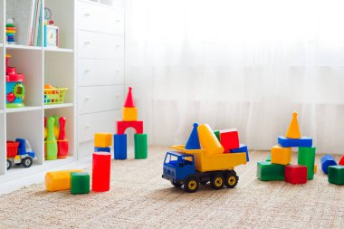 oyuncak odasında yerde