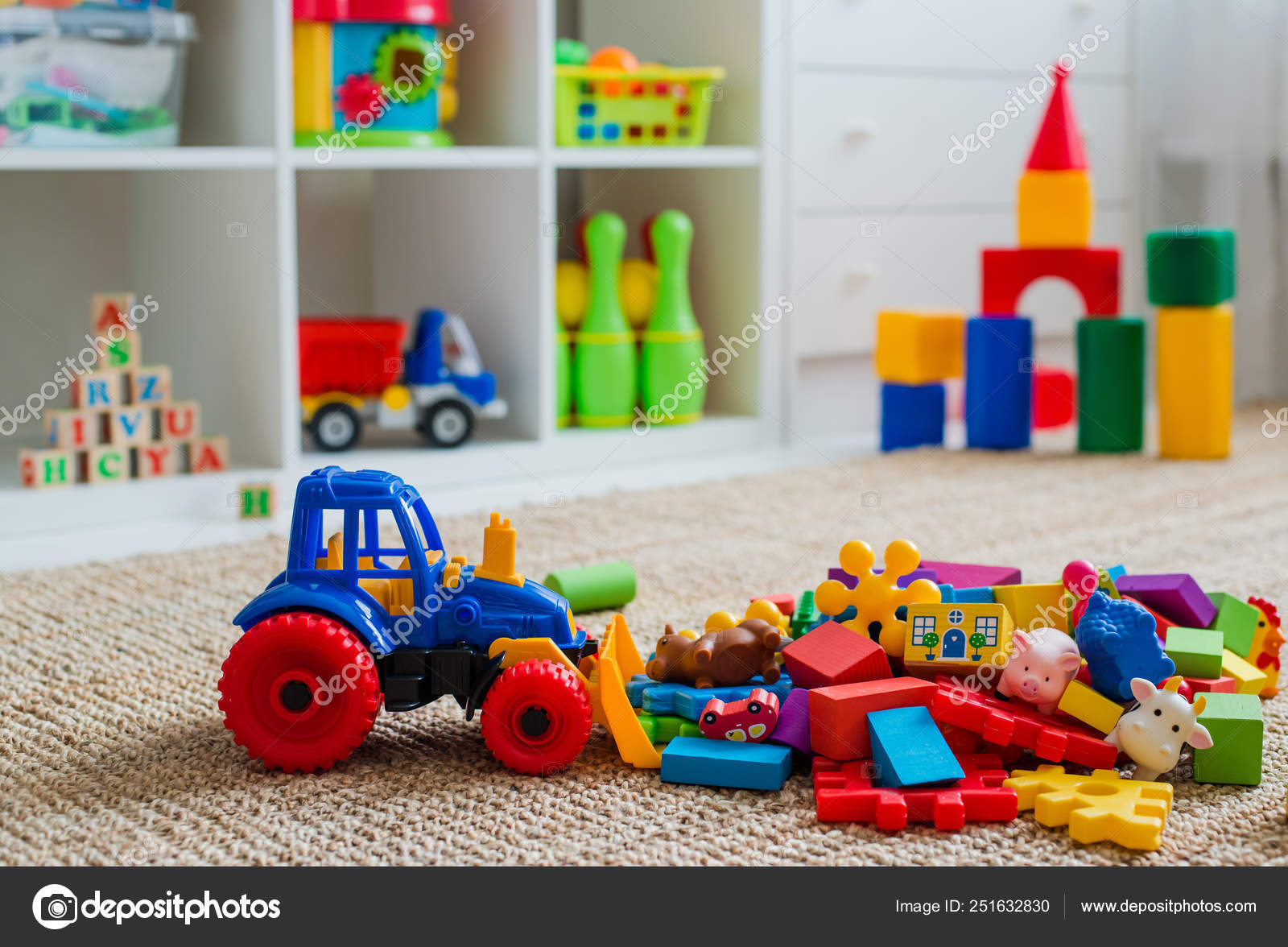 Sala de juegos para niños con juguetes de bloques educativos