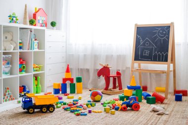 Plastik renkli eğitim blokları oyuncaklar ile çocuk oyun odası.