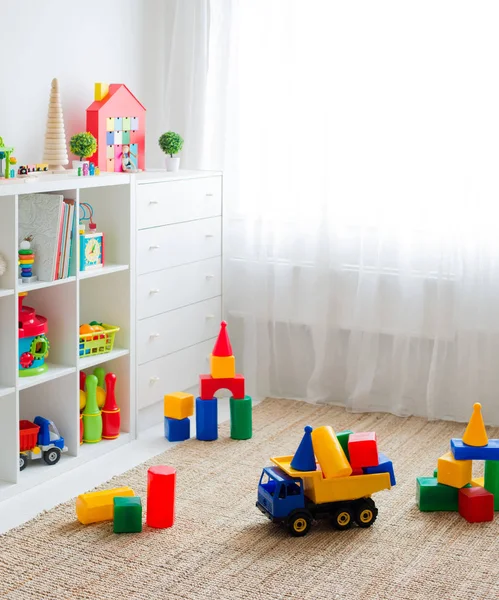Dziecięcy pokój zabaw z plastikowymi kolorowymi blokami edukacyjnymi zabawek. — Zdjęcie stockowe