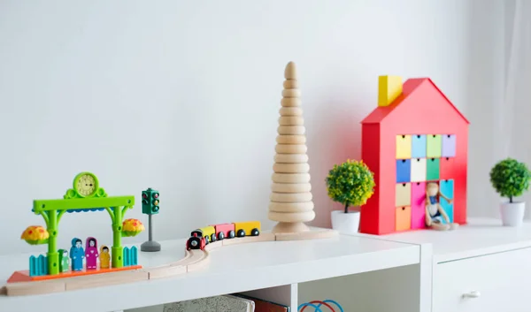 Kinderspielzimmer mit bunten Lernblöcken aus Plastik. — Stockfoto