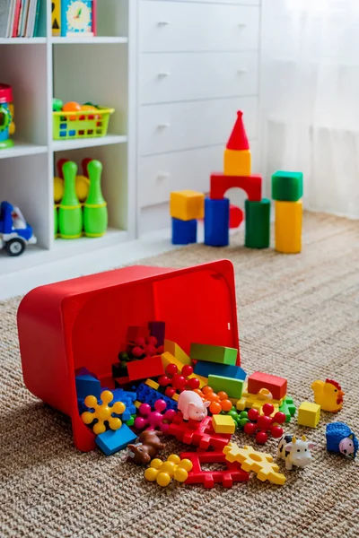 Kinderspielzimmer mit bunten Lernblöcken aus Plastik. — Stockfoto