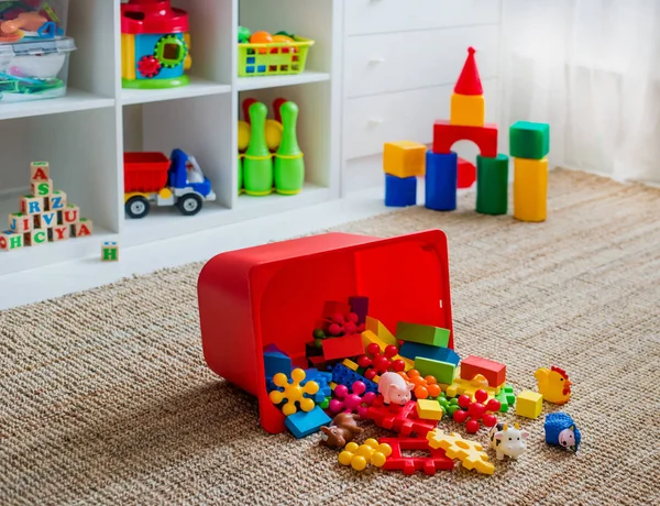 Salle de jeux pour enfants avec des jouets éducatifs colorés en plastique . — Photo