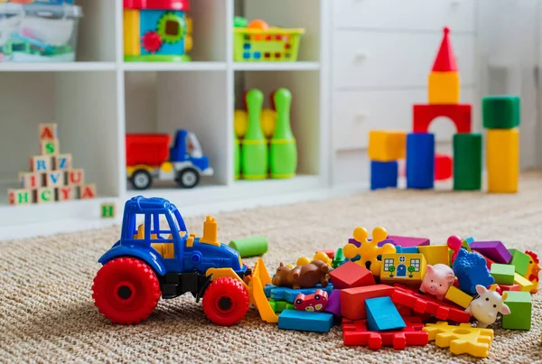 Kinderspielzimmer mit bunten Lernblöcken aus Plastik. — Stockfoto