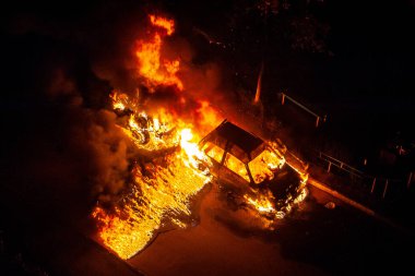 yanan araba bir alevdir. İtfaiyeciler yangını söndürdü.
