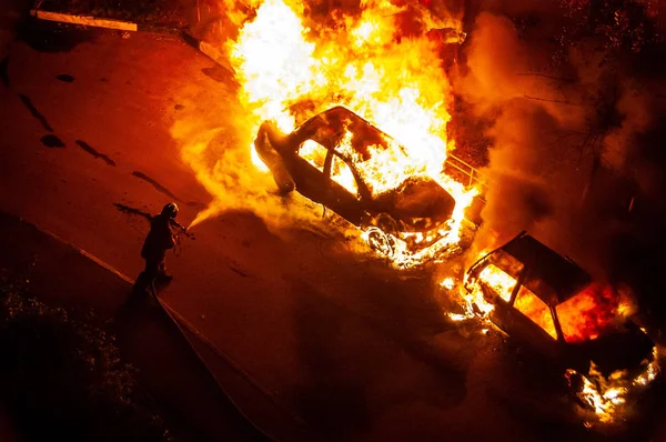 yanan araba bir alevdir. İtfaiyeciler yangını söndürdü.