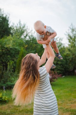 Anne ve oğlu aktif olarak oynamak ve eğlenmek açık havada.