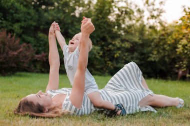 Anne ve oğlu aktif olarak oynamak ve eğlenmek açık havada.