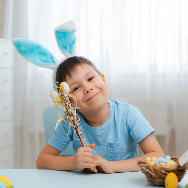 Little boy in bunny ears are playing with Easter eggs. Kids celebrating Easter. — Stock Photo, Image