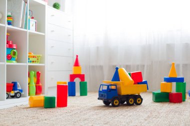 Plastik renkli eğitim blokları oyuncaklar ile çocuk oyun odası.