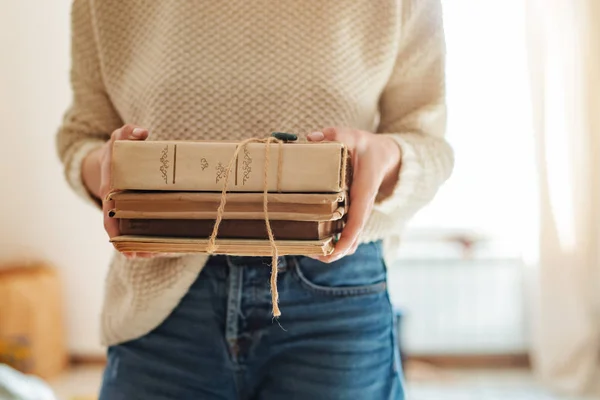 Hermosa joven leyendo libro cerca de casa — Foto de Stock