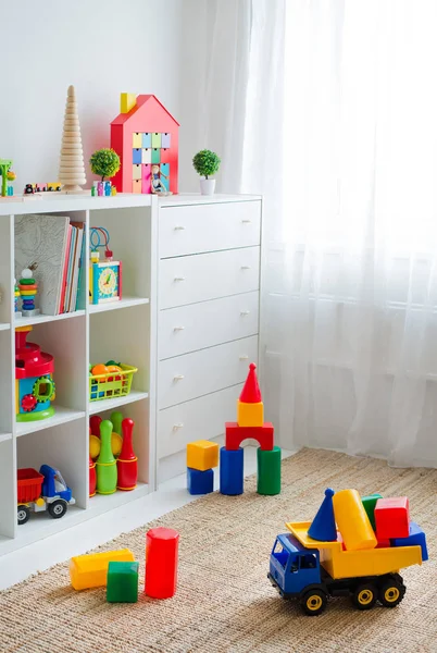 Plastik renkli eğitim blokları oyuncaklar ile çocuk oyun odası.