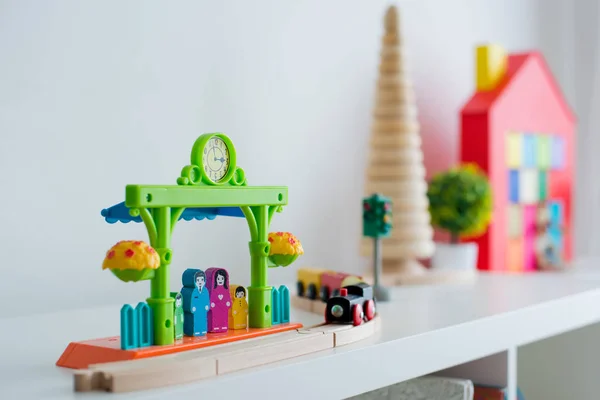 Kinderspielzimmer mit bunten Lernblöcken aus Plastik. — Stockfoto