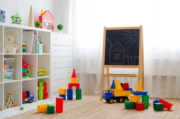 Plastik renkli eğitim blokları oyuncaklar ile çocuk oyun odası. — Stok fotoğraf