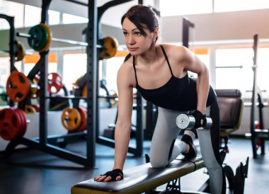 Fitness kızı sabah dambılı kaldırıyor..
