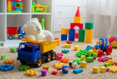 Plastik renkli eğitim blokları oyuncaklar ile çocuk oyun odası. Okul öncesi anaokulu için oyunlar zemin. iç çocuk odası.