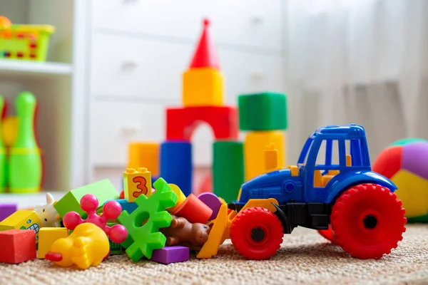 Playroom infantil com plástico colorido blocos educativos brinquedos. Jogos piso para pré-escolares jardim de infância. quarto de crianças interior . — Fotografia de Stock