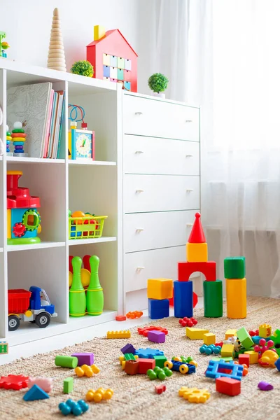 Kinderspielzimmer mit bunten Lernblöcken aus Plastik. Spieletage für Vorschulkinder. Kinderzimmer innen. — Stockfoto