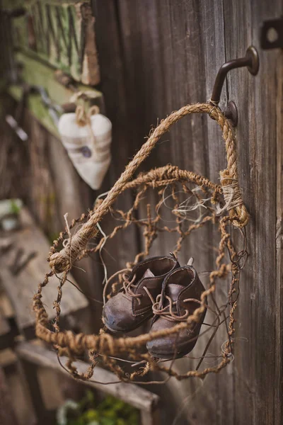 Gestaltung der Fotozone im rustikalen Stil, alte Holztüren und Bretter mit Werkzeug und Frühlingsblumen. — Stockfoto