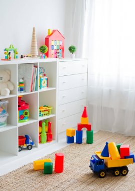 Plastik renkli eğitim blokları oyuncaklar ile Çocuk oyun odası.