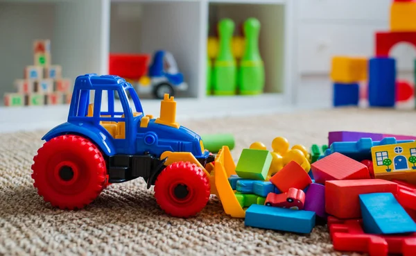 Crianças brinquedoteca com plástico colorido blocos educativos brinquedos . — Fotografia de Stock