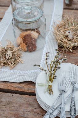 Dekoratif Paskalya yumurtaları şenlikli masa servis edilir. Çiftlik. Rustik stil.
