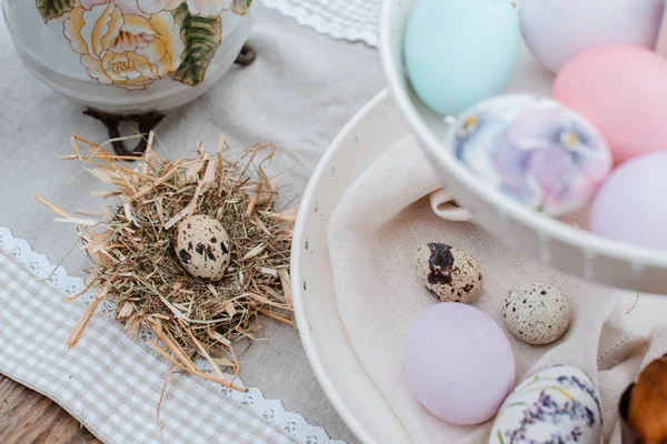 Oeufs de Pâques décoratifs servis table de fête. Ferme. Style rustique . — Photo