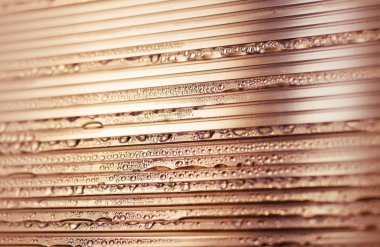 Su damlaları ile kaplı, eğimli arkaplanda su damlaları - yoğunlaşma