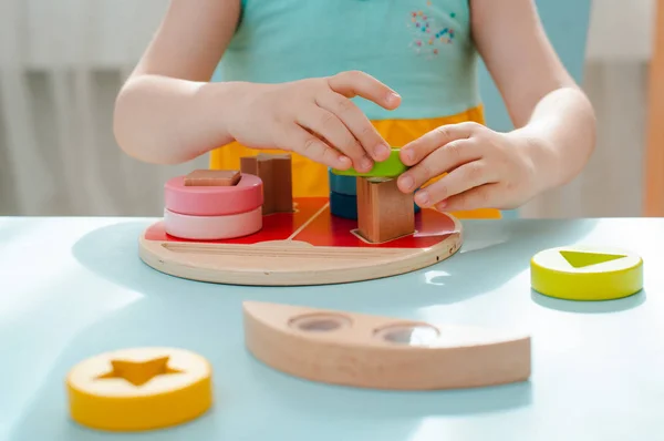 Bambina raccoglie legno multi-colore sorter Safe giocattoli per bambini in legno naturale — Foto Stock