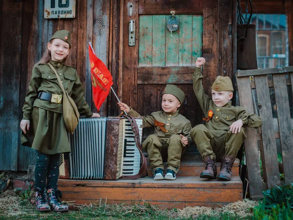 Jong kind in militair uniform op feestdag van de overwinning, 9 mei, Rusland. — Stockfoto