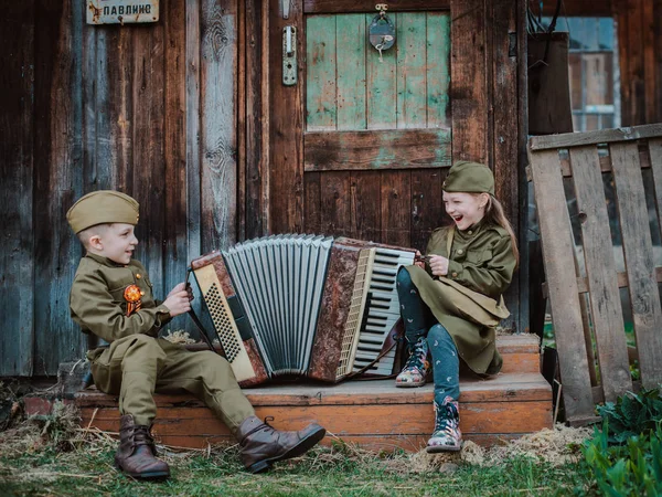 Kleines Kind in Militäruniform am Feiertag des Sieges, 9. Mai, Russland. — Stockfoto