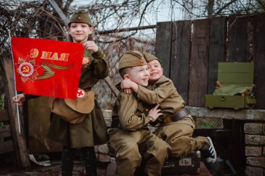 9 Mayıs 'ta, Rusya' da, zafer gününde, askeri üniformalı bir çocuk..