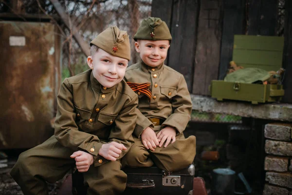 Bambino in uniforme militare il giorno di vacanza della vittoria, 9 maggio, Russia. Immagini Stock Royalty Free