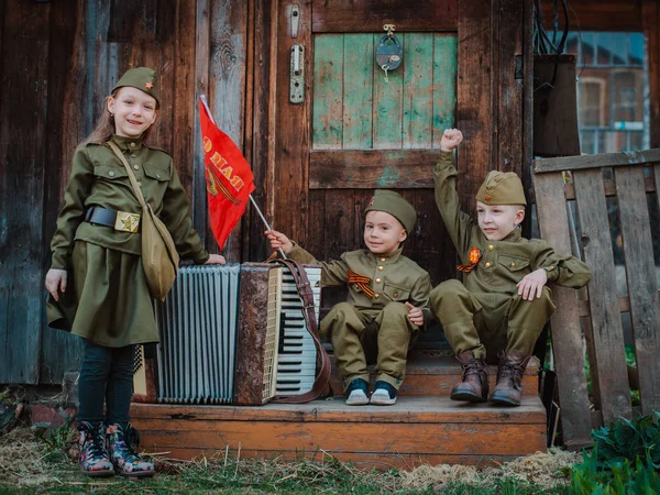 Jong kind in militair uniform op feestdag van de overwinning, 9 mei, Rusland. — Stockfoto