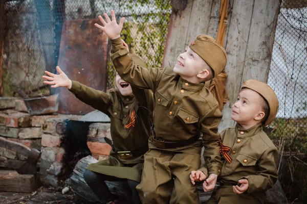 Kleines Kind in Militäruniform am Feiertag des Sieges, 9. Mai, Russland. — Stockfoto
