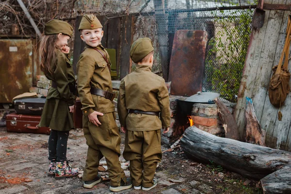 Criança pequena em uniforme militar no dia de férias da vitória, 9 de maio, Rússia. — Fotografia de Stock