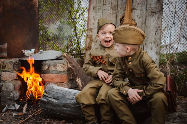 Kleines Kind in Militäruniform am Feiertag des Sieges, 9. Mai, Russland. — Stockfoto