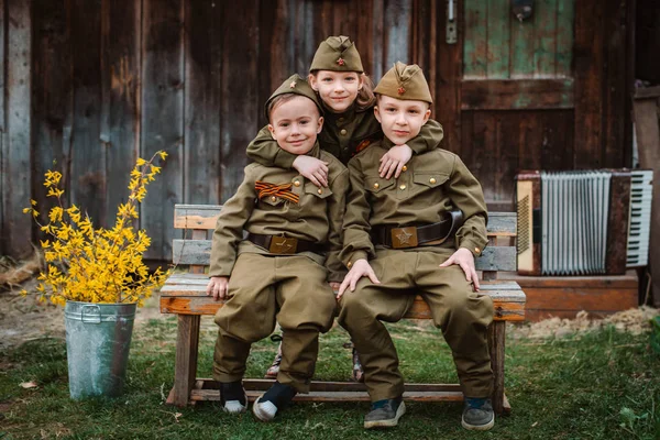 Kleines Kind in Militäruniform am Feiertag des Sieges, 9. Mai, Russland. — Stockfoto