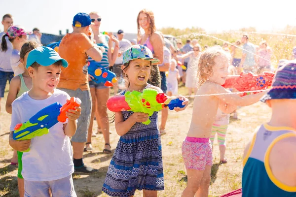 Rusland. Moskou. 11 augustus 2018 kinderen buiten spelen met waterkanonnen op een mooie zonnige dag — Stockfoto