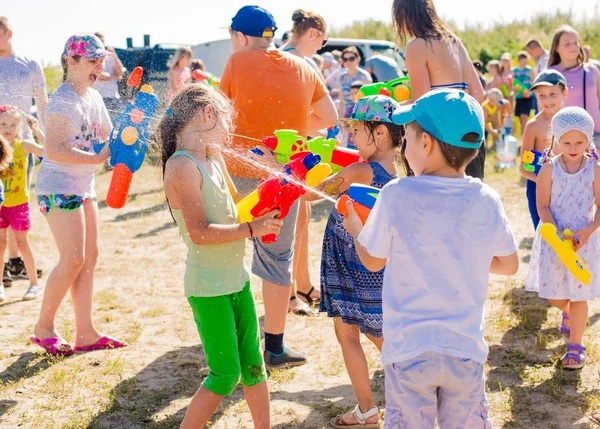 Rusland. Moskou. 11 augustus 2018 kinderen buiten spelen met waterkanonnen op een mooie zonnige dag — Stockfoto