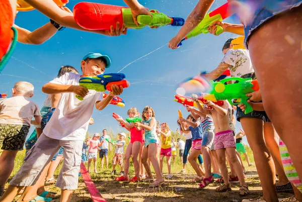 Rusland. Moskou. 11 augustus 2018 kinderen buiten spelen met waterkanonnen op een mooie zonnige dag — Stockfoto