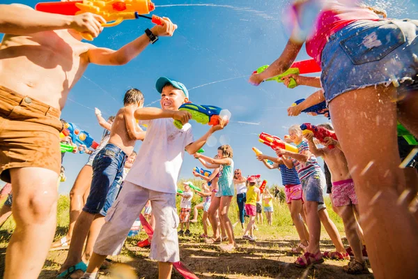 Rusland. Moskou. 11 augustus 2018 kinderen buiten spelen met waterkanonnen op een mooie zonnige dag — Stockfoto