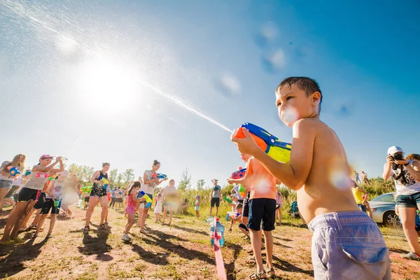 Rusland. Moskou. 11 augustus 2018 kinderen buiten spelen met waterkanonnen op een mooie zonnige dag — Stockfoto