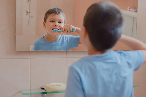 Niño feliz o niño cepillarse los dientes en el baño . — Foto de Stock