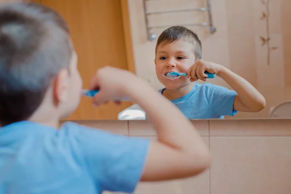 Niño feliz o niño cepillarse los dientes en el baño . — Foto de Stock